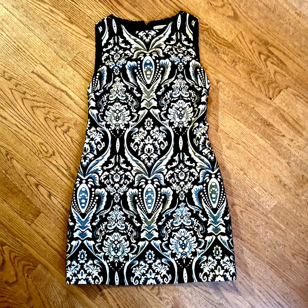 Alice + Olivia Clyde jacquard mini shift dress, in black, silver, white. Size 8.